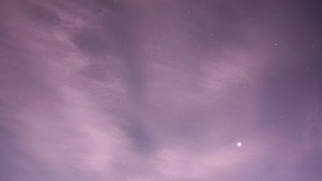 Nachthimmel-Mit-Vorbeiziehenden-Wolken