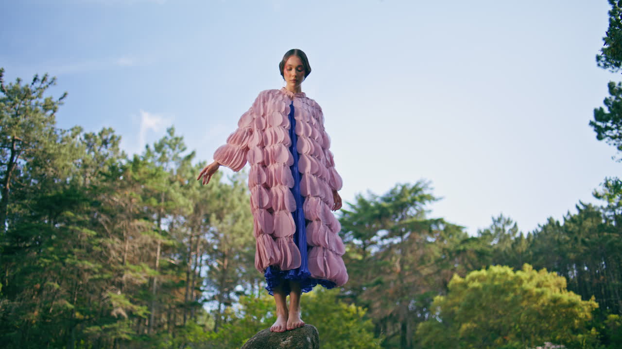 숲의 풍경에 서 있는 아름다운 동화 여성. 하늘을 향해 포즈를 취하는 소녀 요정