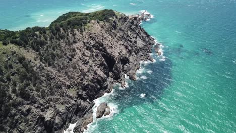 Antena-De-Drones-Que-Va-Del-Faro-Al-Hermoso-Océano-Azul-Con-Una-Panorámica-Hacia-Abajo