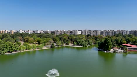 vista aérea de un parque de la ciudad con un lago