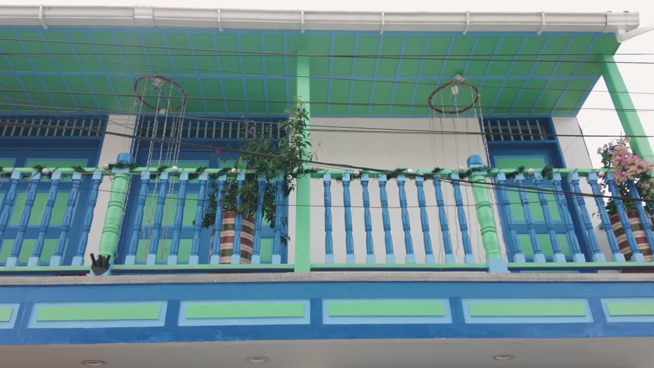 mirando hacia arriba a los coloridos balcones de madera de estilo colonial en filandia colombia