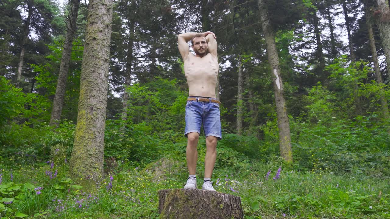 заниматься спортом среди деревьев в природе.