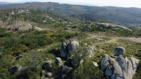 cantos rodados del norte de portugal que se filtran en la cima de la montaña en la región de alto minho - amplia toma panorámica aérea