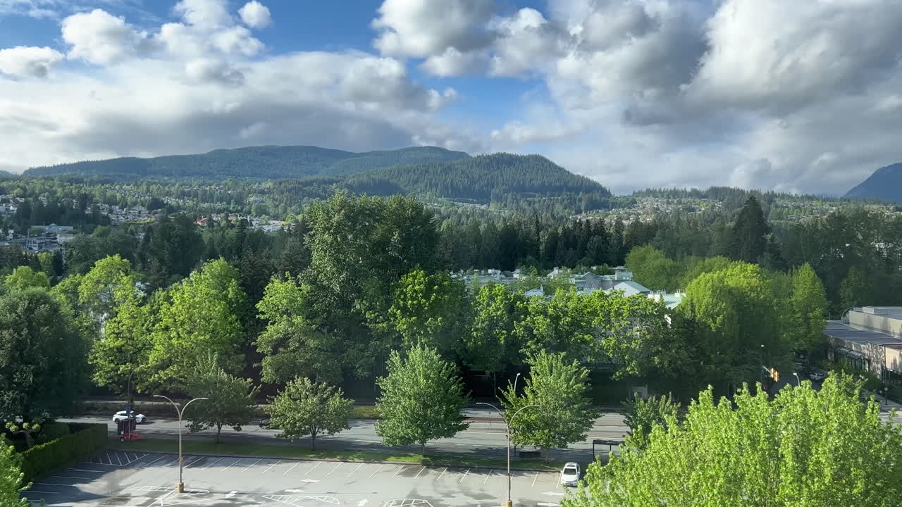 도시 풍경 을 가진 날아다니는 구름 의 공중 풍경