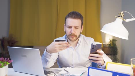 trabajador de oficina en casa, hombre de compras por teléfono.