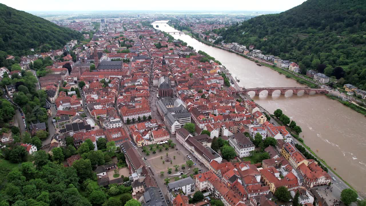 Castello di Heidelberg (tedesco: Heidelberger Schloss), castello situato su un pendio di montagna.