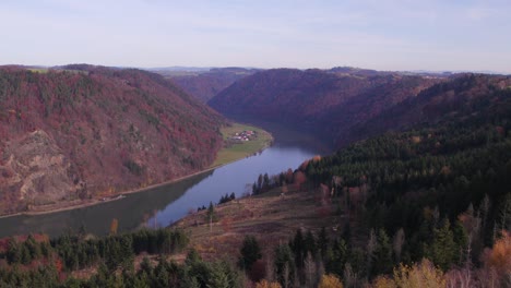 una sección del bucle del danubio en el otoño una curva serpenteante en el río