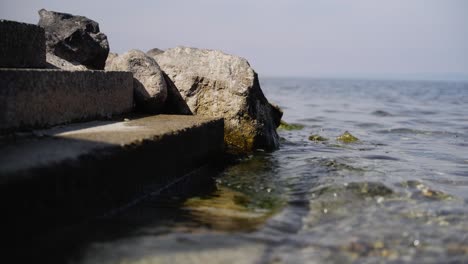 Treppe-In-Den-See-Am-Kieselstrand