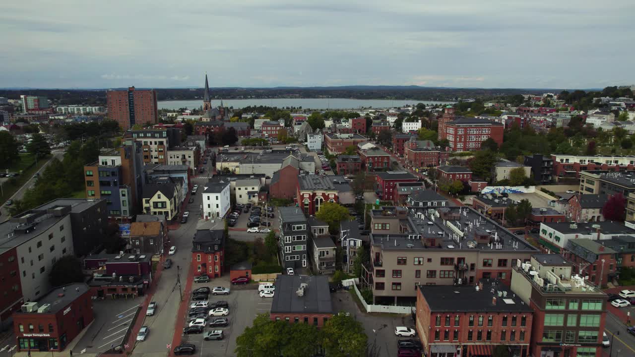 tomada aérea del centro de portland en la histórica ciudad portuaria principal