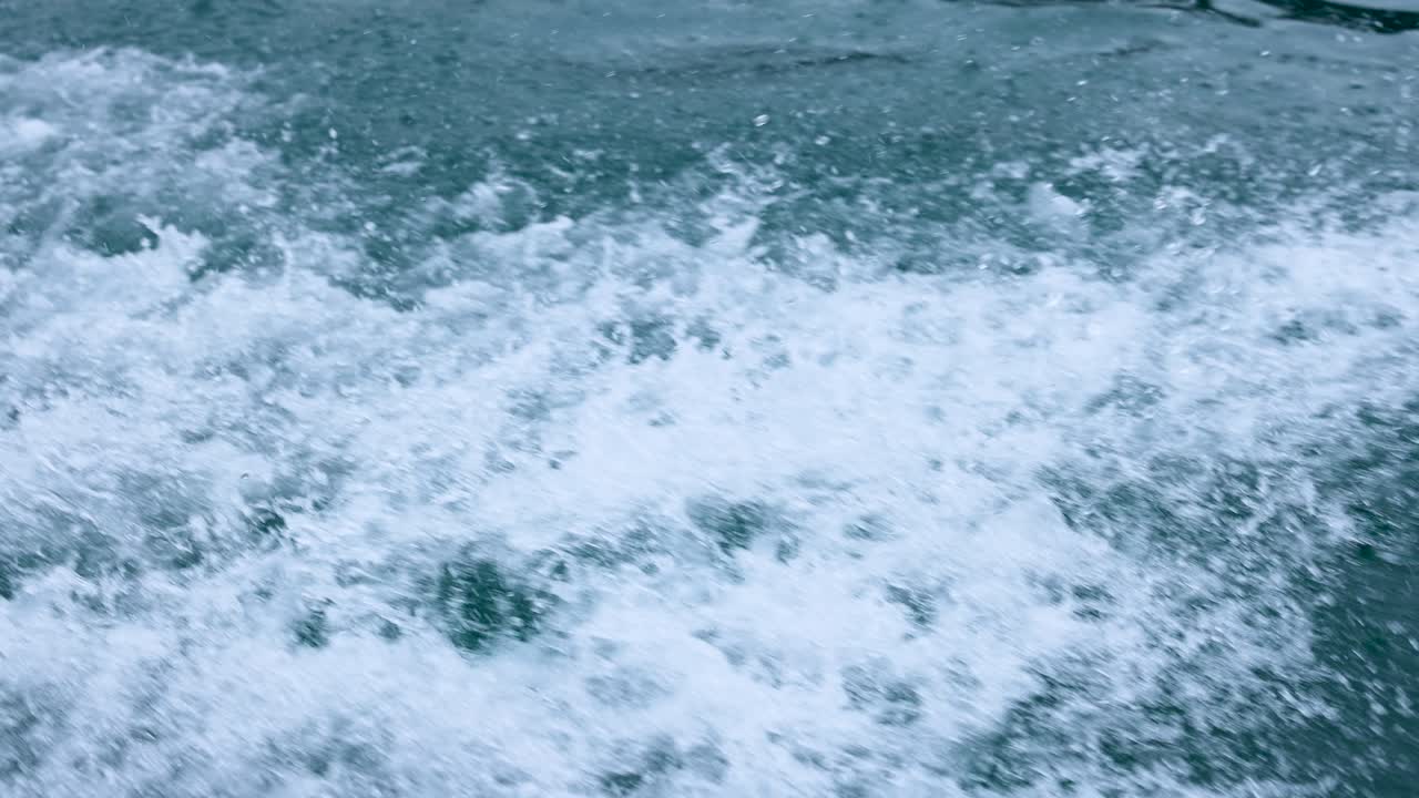 태국 크라비에서 포착된 역동적인 바다 파도