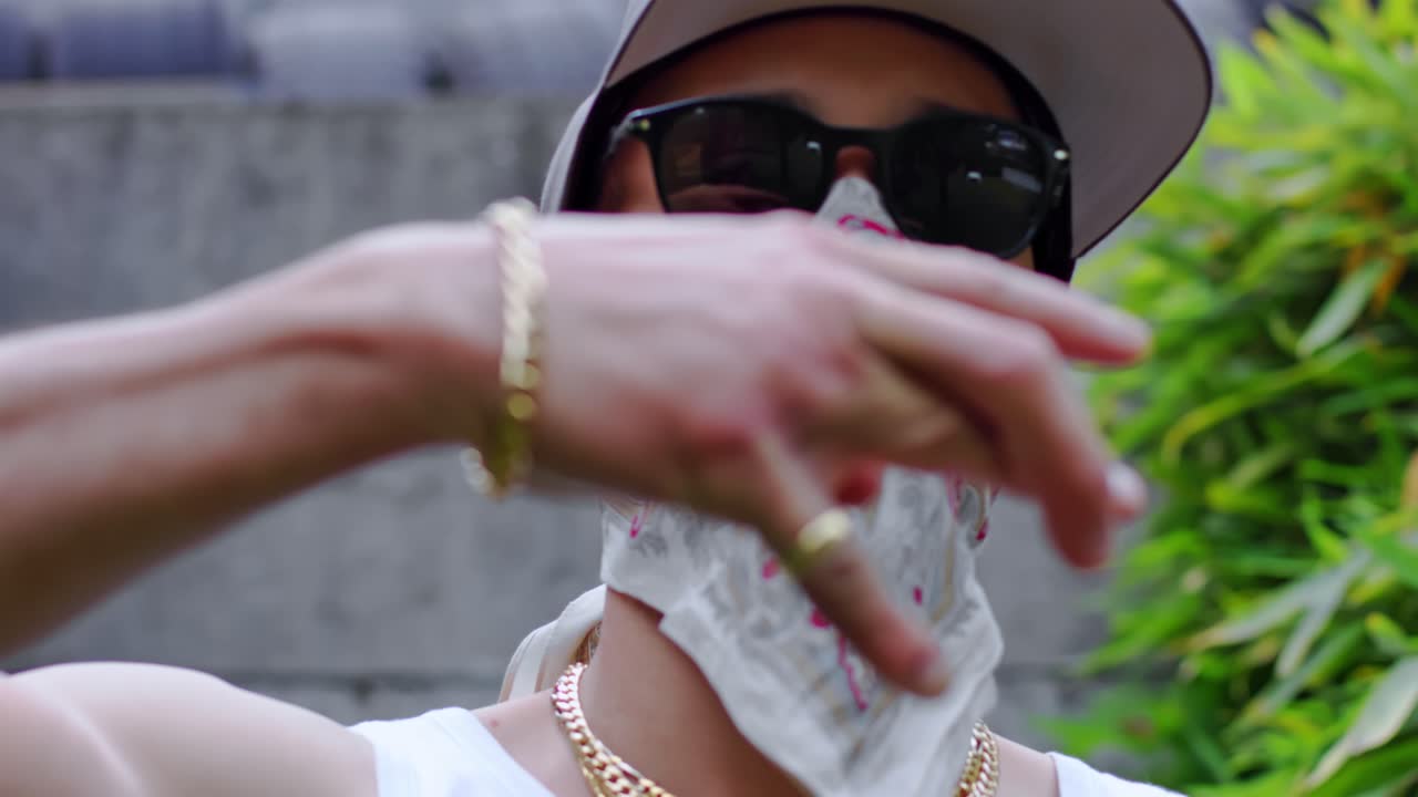 un hombre enmascarado, ladrón, criminal