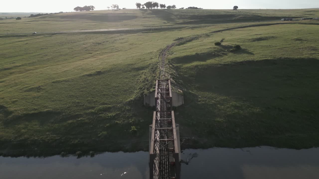 paso elevado del puente ferroviario fuera de servicio con el tráfico de la autopista más allá