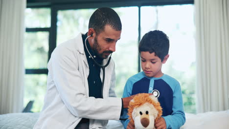médico, niño y estetoscopio en el dormitorio