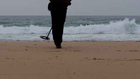 Precious-Metal-Detecting-at-the-Beach