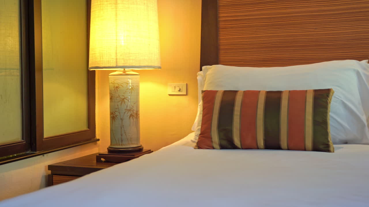 구식 침실에 있는 호텔 침대를 닫습니다.