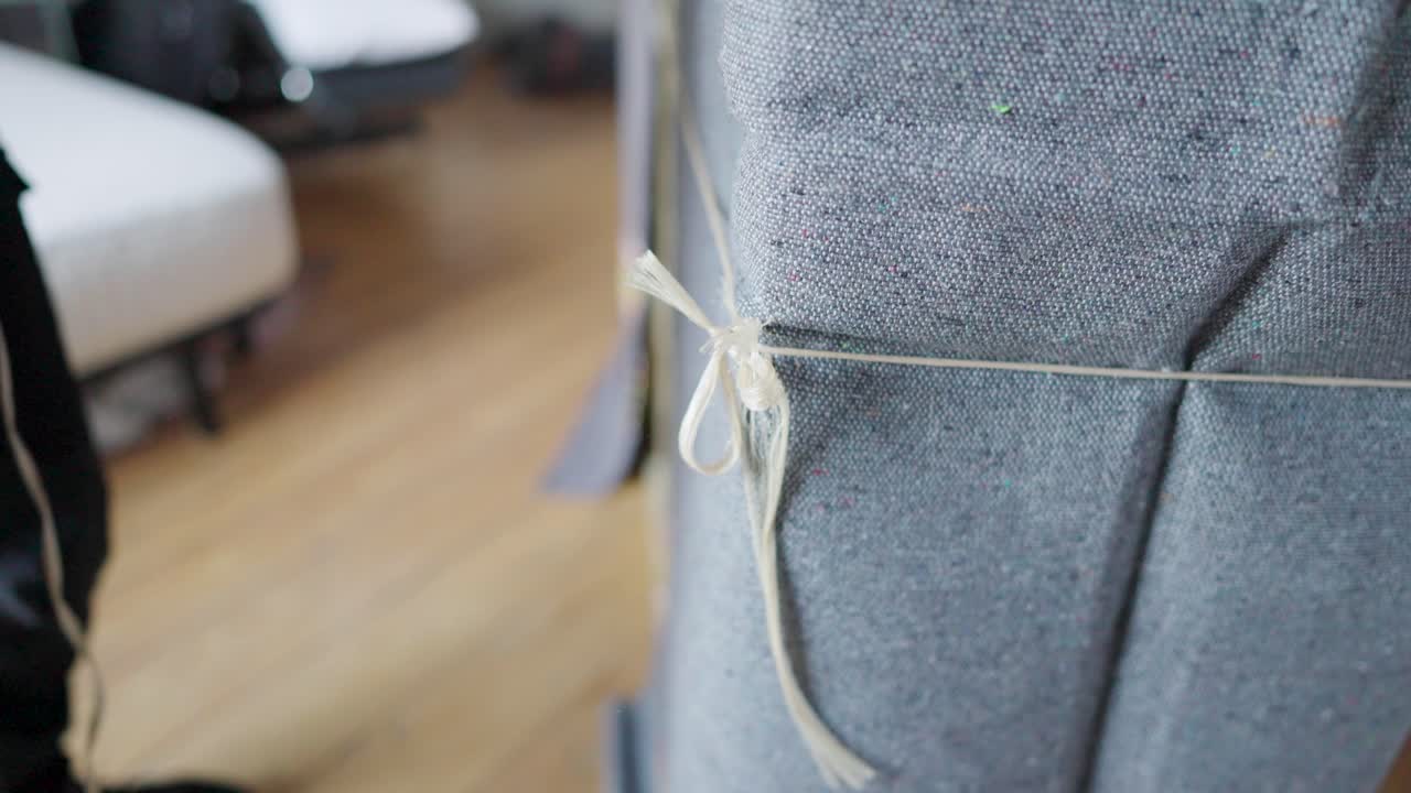 이동하기 전에 가구의 보호 시트에 을 고 잘라내는 것, 근접 촬영