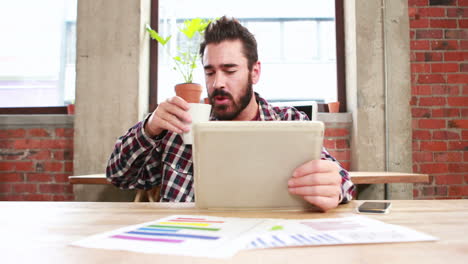 hombre de negocios casual usando una tableta