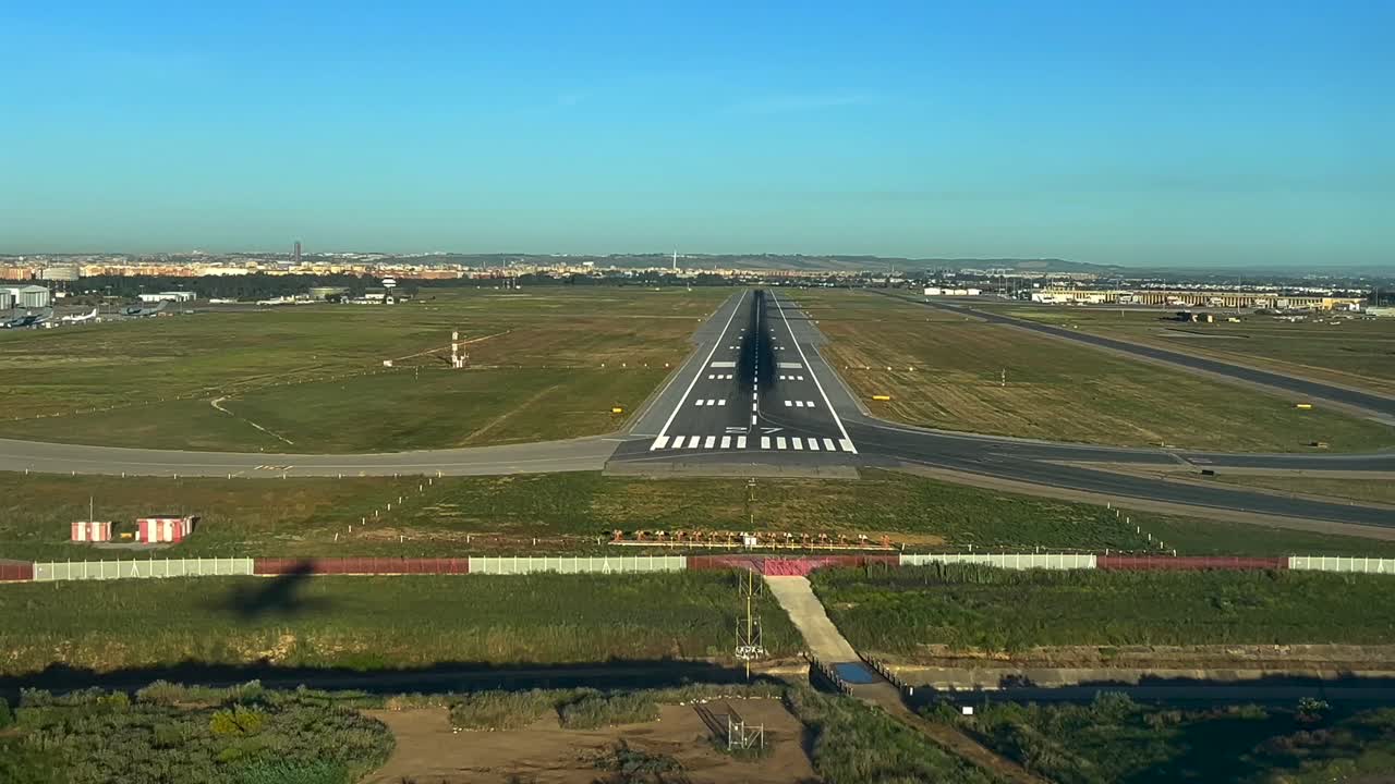 sombra del avión sobre el suelo durante un aterrizaje en tiempo real