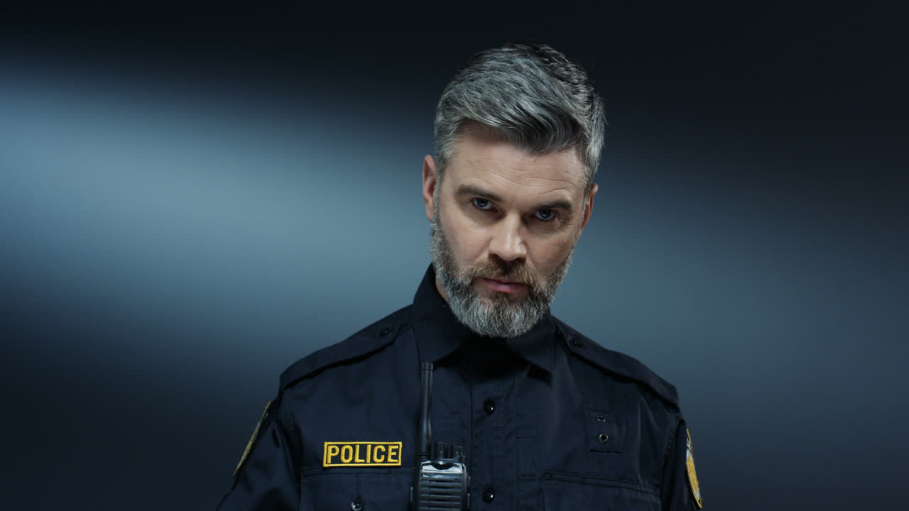 アレスト手続きを開始するようにカメラにバッジを見せている格好良い警官