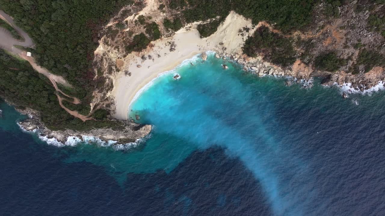 Luz solar brilhando sobre as praias turquesas da Praia de Agiofili, Grécia
