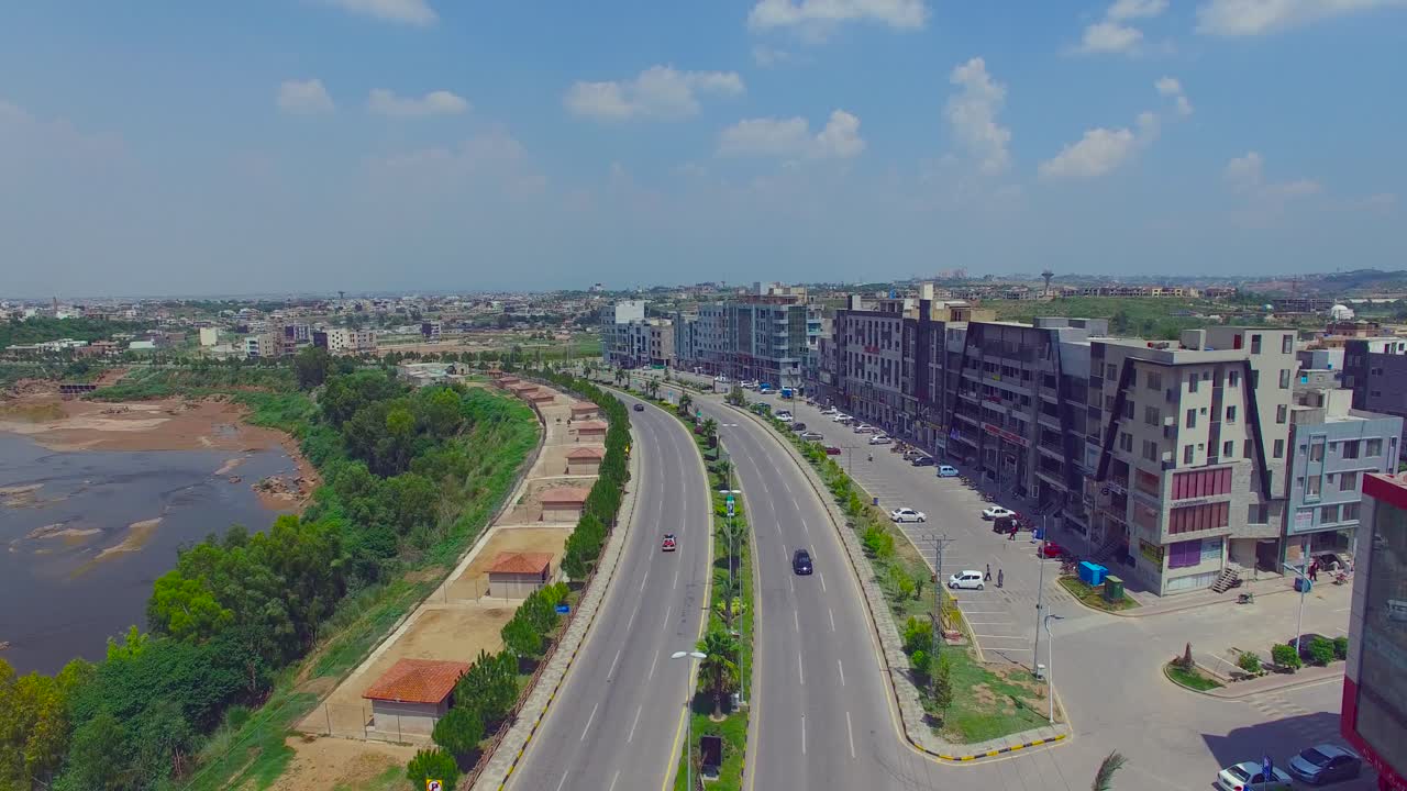 autopista y ciudad con edificios y vista de drones sobre el río, puente sobre el río, chitwan, nepal