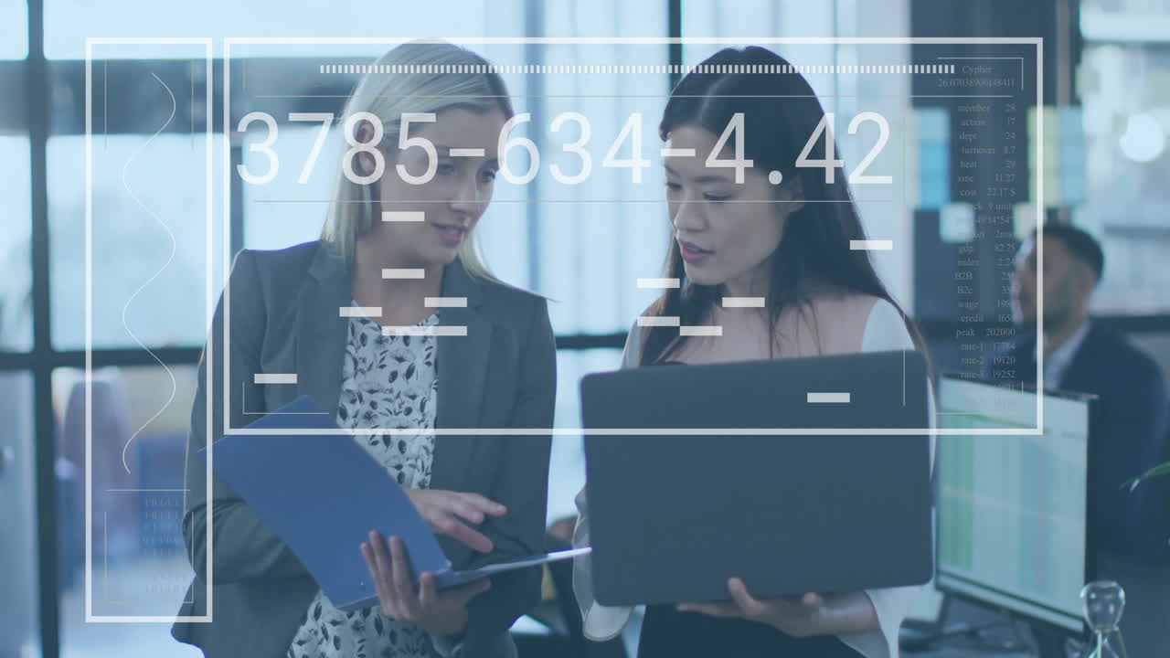 animación del procesamiento de datos sobre diversas colegas femeninas que discuten el trabajo en la oficina