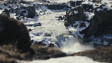 Potente-Cascada-De-Geitafoss-Río-Abajo-En-Un-Río-Extremadamente-Turbulento