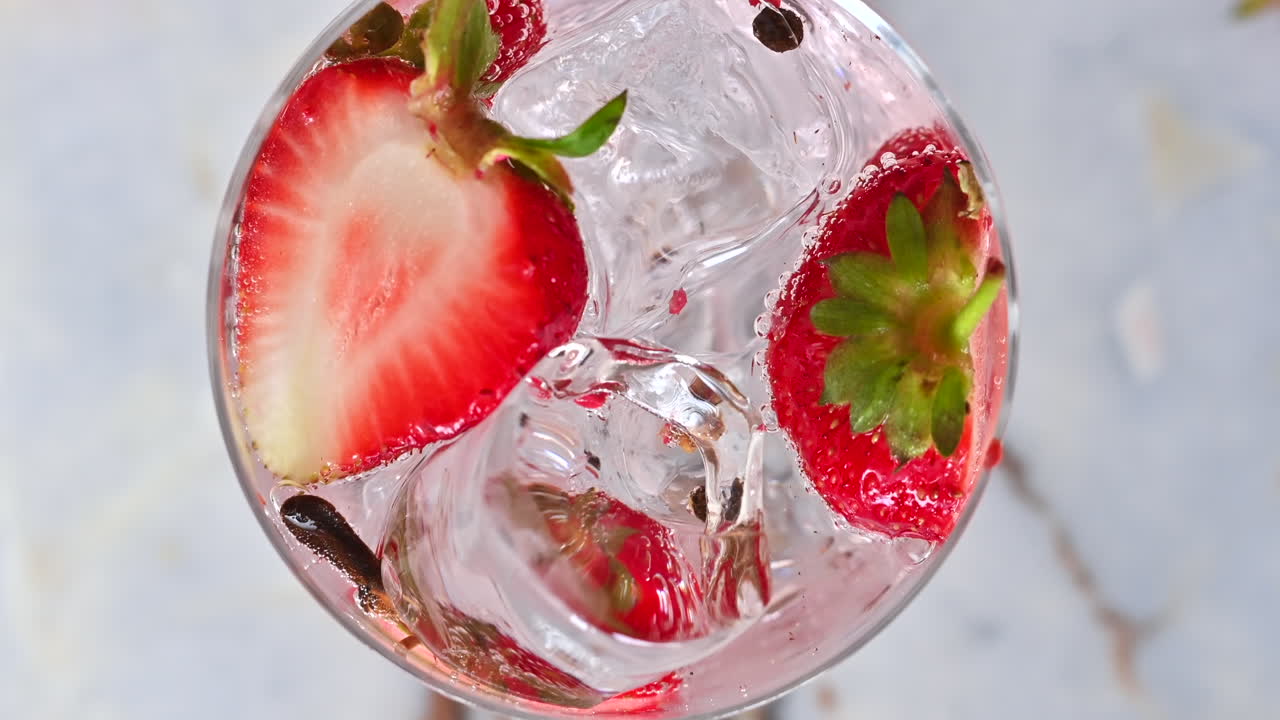 Sommerlig cocktail med jordbær, is og rom