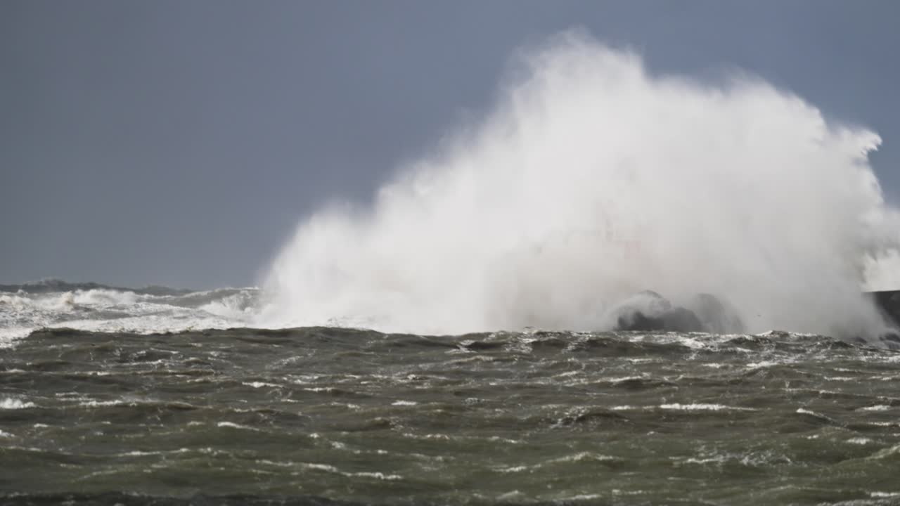 폭풍의 파도가 등대에 부히고