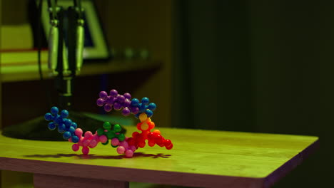 juguetes de plástico coloridos en una mesa