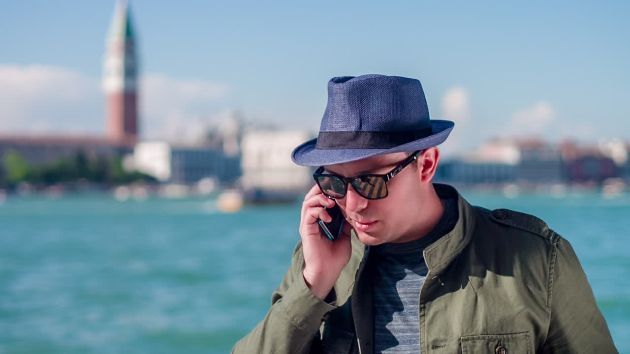 베네치아에서 전화로 이야기하는 남자