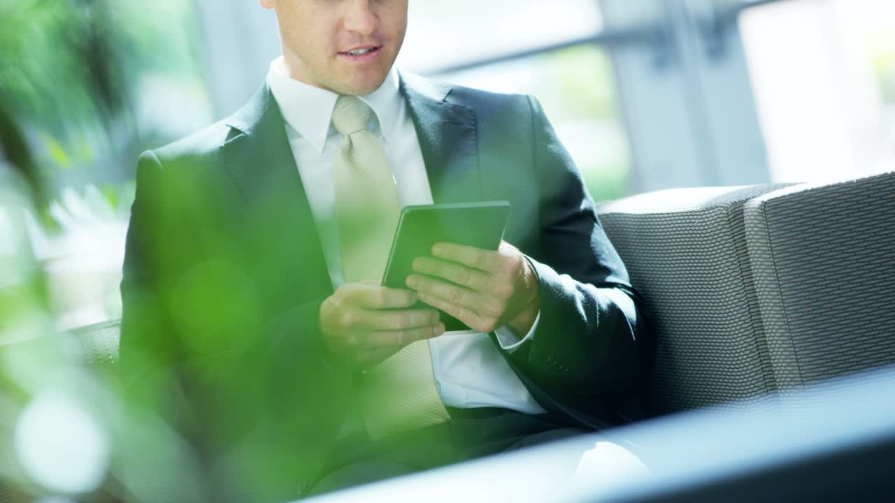 태블릿을 사용하는 여성 백인 금융 비즈니스 자문가 초상화