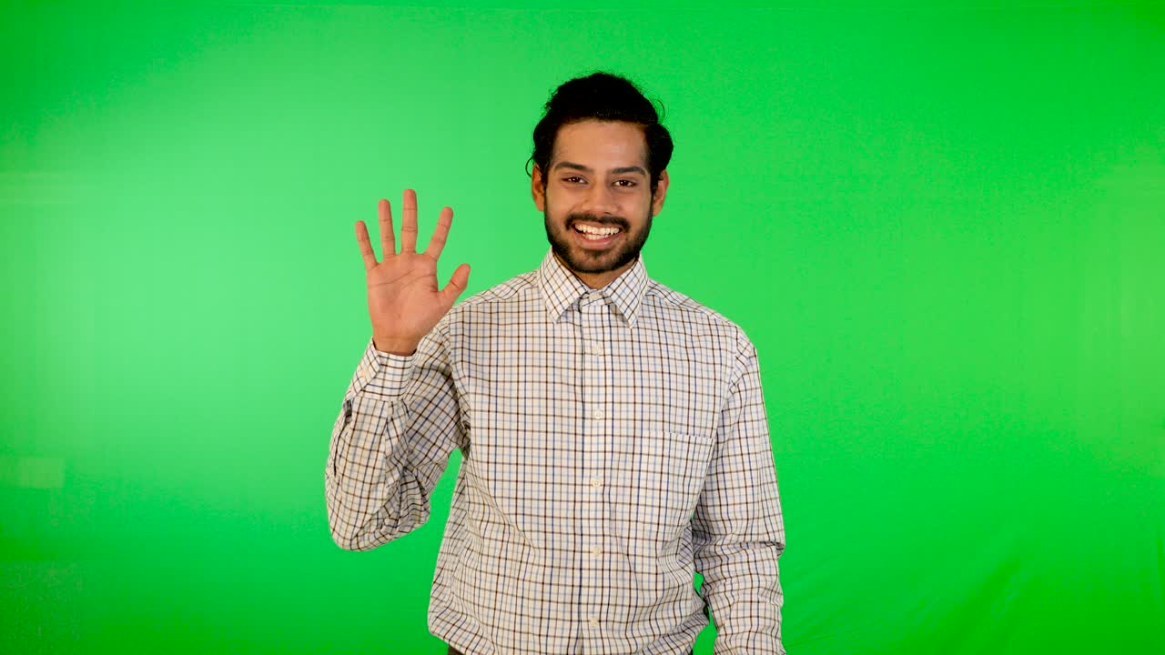 hombre de negocios indio caminando pantalla verde