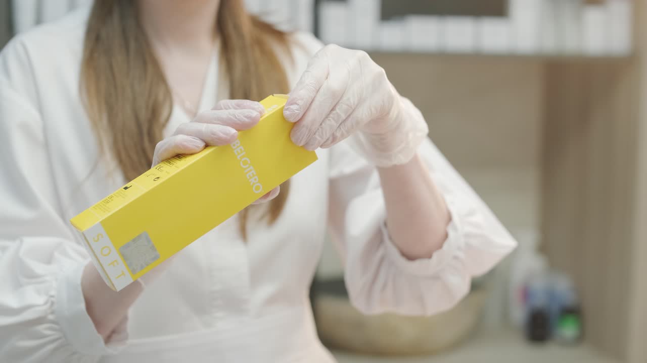 얼굴 주사 절차를 수행하는 미용 전문가