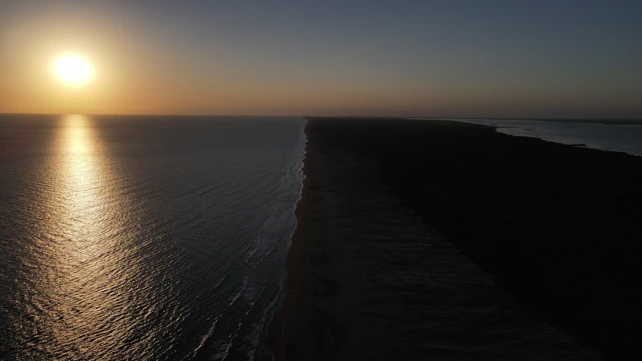 reflexión del atardecer en el mar