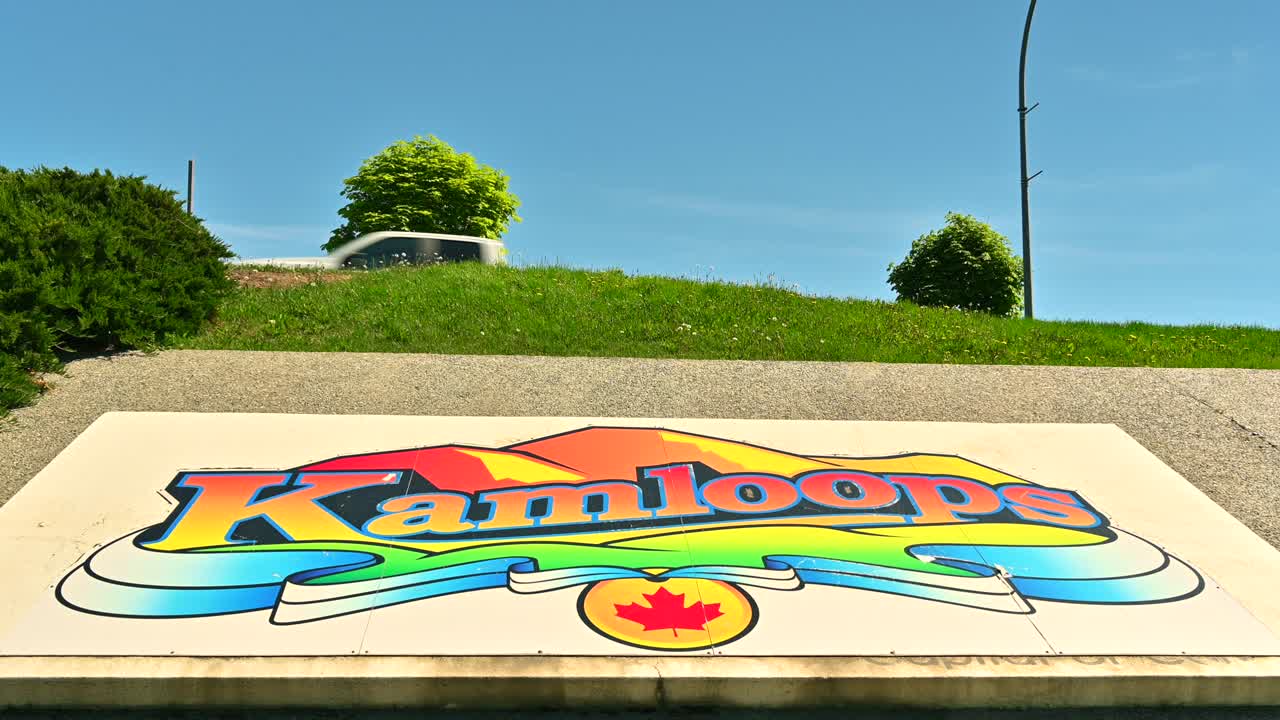 상징적인 kamloops 표지판: 지역 정체성의 꾸준한  ⁇