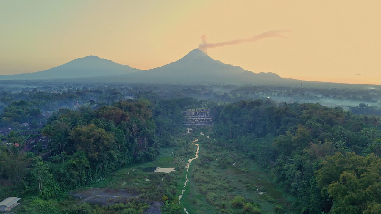 인도네시아 자바 중부 에 있는 아와투 푸르보 폭포 와 메라피 화산