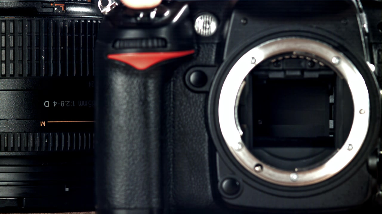 Primer plano del mecanismo del obturador de una cámara DSLR abriéndose y cerrándose.
