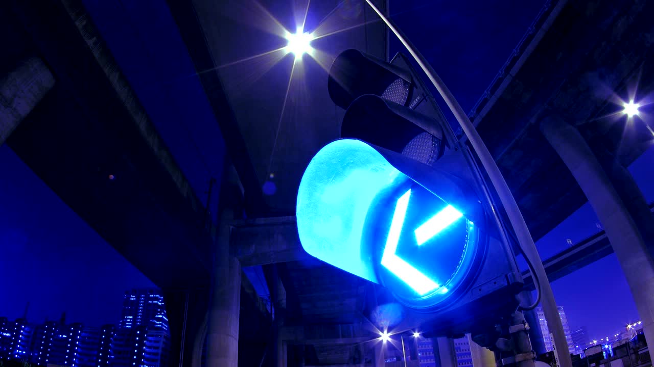 밤에 박이는 신호등, 4k 타이트 루프