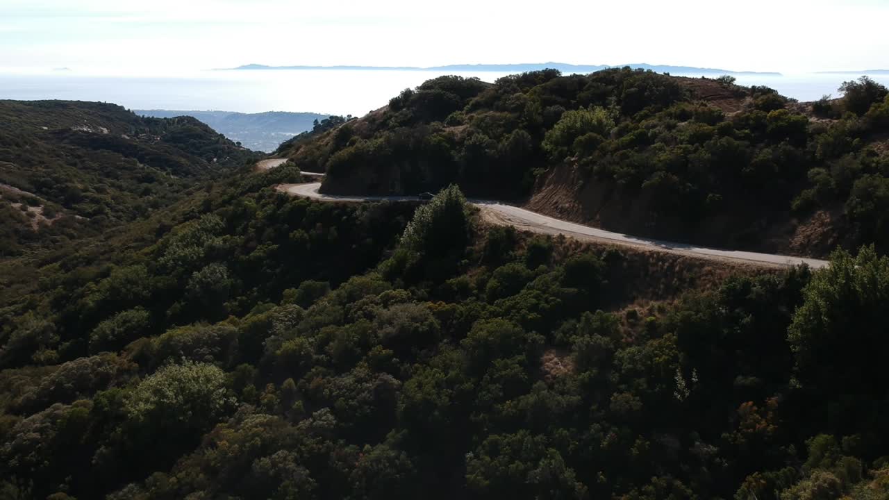 건너편 고속도로에서 자동차의 롤링 샷