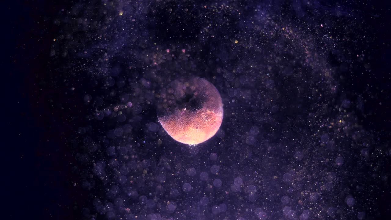 la rotación de un pequeño planeta alrededor de su eje. espumoso espacio plateado brillante como polvo girando al azar y brillante. partículas bokeh en el frente.