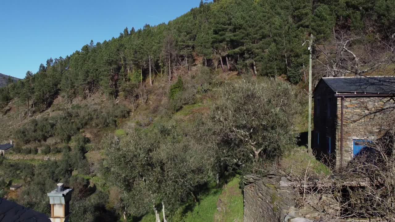 혈암석으로 만든 집들이 있는 포르투갈의 아름다운 피오당 마을