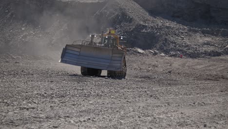 Bagger-Fahren-In-Einer-Kohlemine