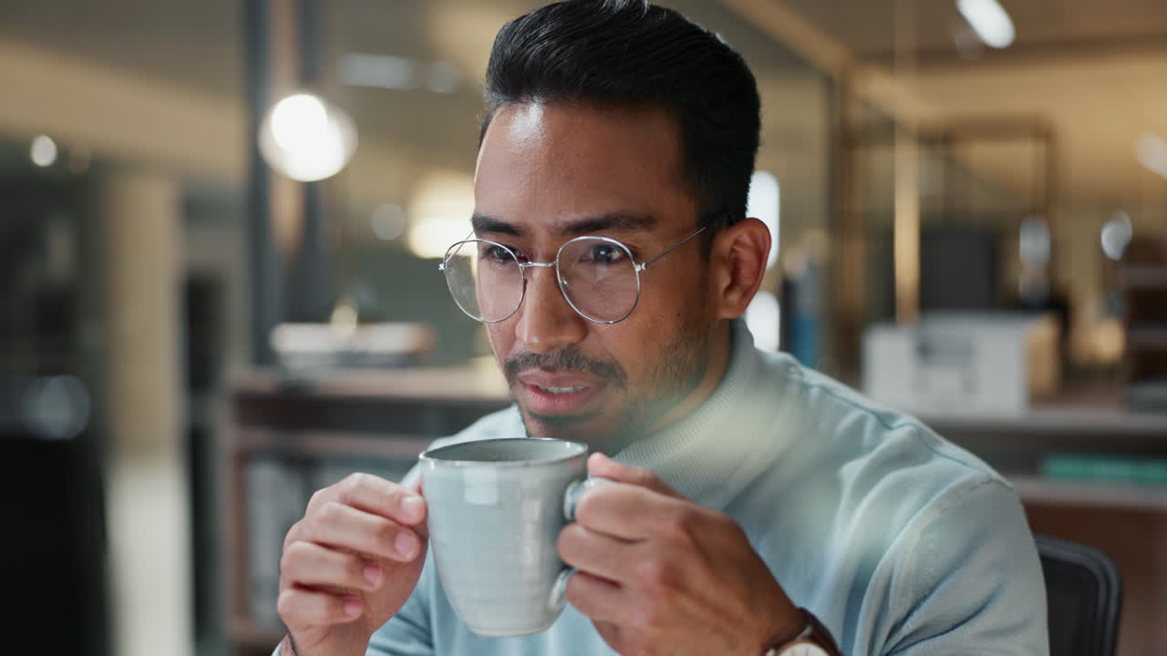 hombre de negocios bebiendo café y trabajando en la computadora