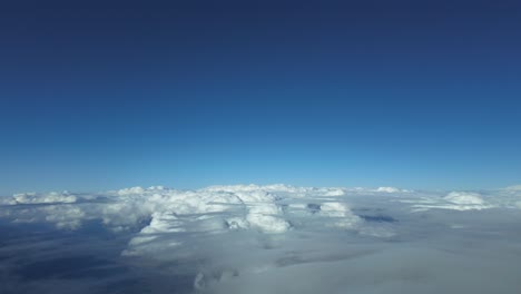 Vuelo-A-Velocidad-Hipersónica-A-Través-De-Un-Cielo-Azul-Con-Algunos-Cúmulos