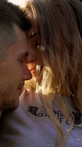 una pareja enamorada.