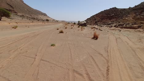 Punto-De-Vista-Del-Conductor-Que-Va-Rápido-En-Un-Valle-Desierto