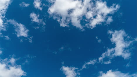 Lapso-De-Tiempo-De-Nubes-Esponjosas-Blancas-Con-Fondo-De-Cielo-Azul