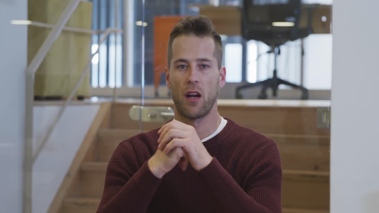 empresario trabajando en la oficina moderna