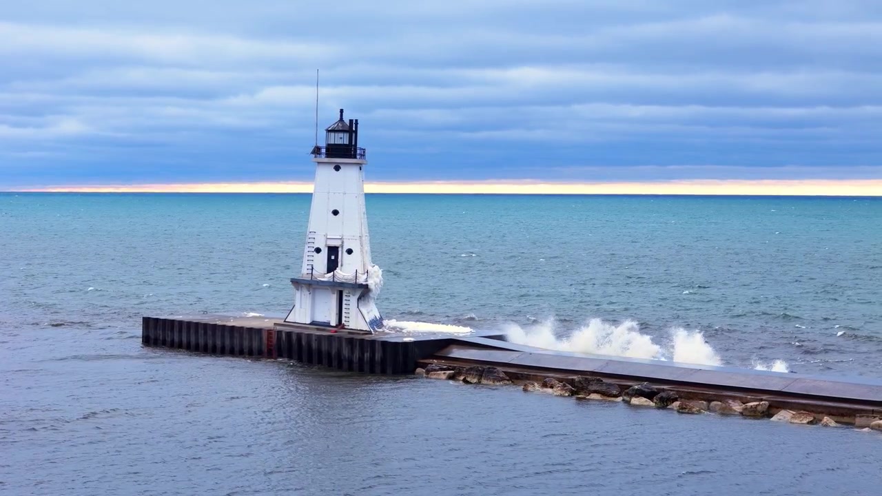 Faro di Ludington North Breakwater che guida la navigazione sulla costa del Lago Michigan, Michigan, USA.